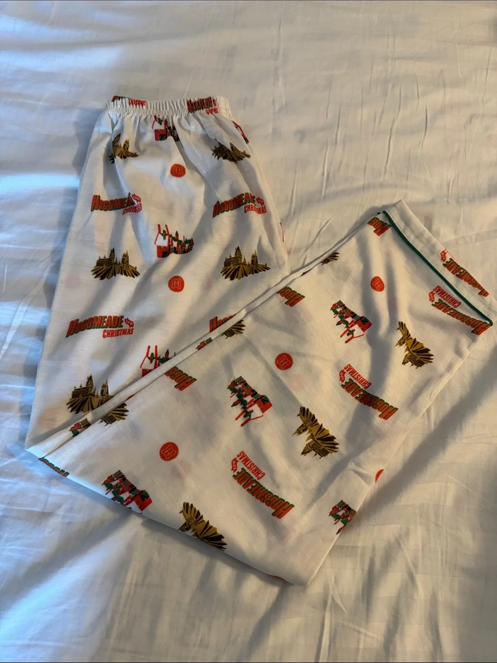 Warner Bros. White Holiday Print Kids Pajama Set with Red and Green Trim